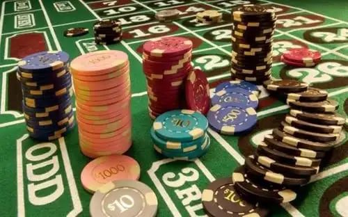 Antarmuka aplikasi mobile bolagila menampilkan Wild Rift tournaments dan live dealer tables dalam satu layar